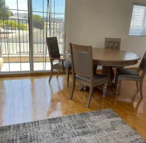 Spacious Two Bedroom In Santa Monica